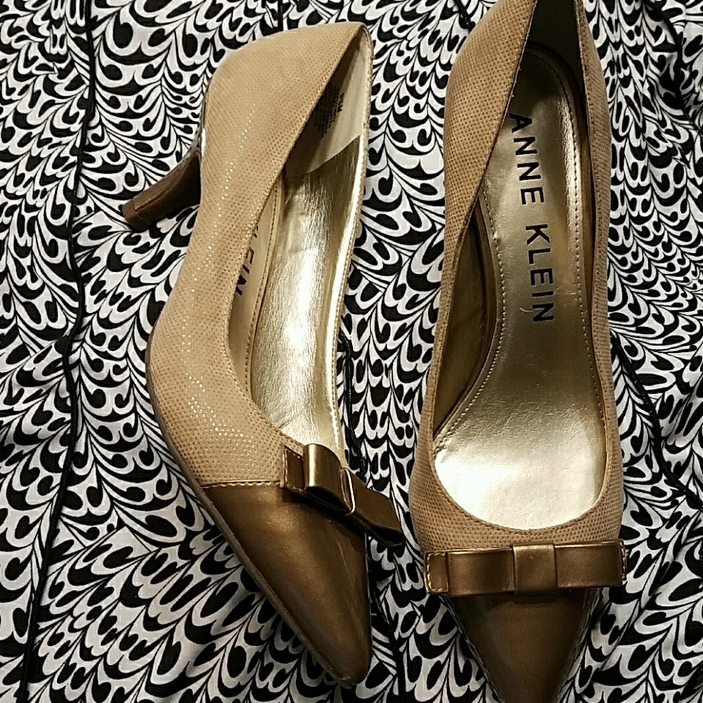 Women's tan/gold heels